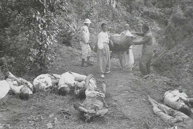 이승만 정권 시절인 1948년 당시 여순사건 민간인 희생자 시신이 버려지고 있다. [여수지역사회연구소 제공]