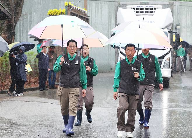 3일 오전 경기도 용인시 에버랜드에서 강철원 사육사 등 사육사들이 중국으로 떠나는 푸바오를 싣고 있는 무진동 특수 차량과 함께 이동하고 있다. [연합]