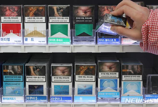 [서울=뉴시스] 김금보 기자 =  서울 시내 한 편의점에 흡연 경고그림이 들어간 담배가 진열돼있다. 2022.12.22. kgb@newsis.com
