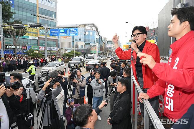 [포천=뉴시스] 조성봉 기자= 한동훈 국민의힘 비상대책위원장이 3일 오후 경기 포천시 소월읍 다이소 송우사거리점에서 열린 김용태 포천가평 후보의 선거 지원 유세에서 시민들에게 지지를 호소하고 있다. (공동취재) 2024.04.03. photo@newsis.com