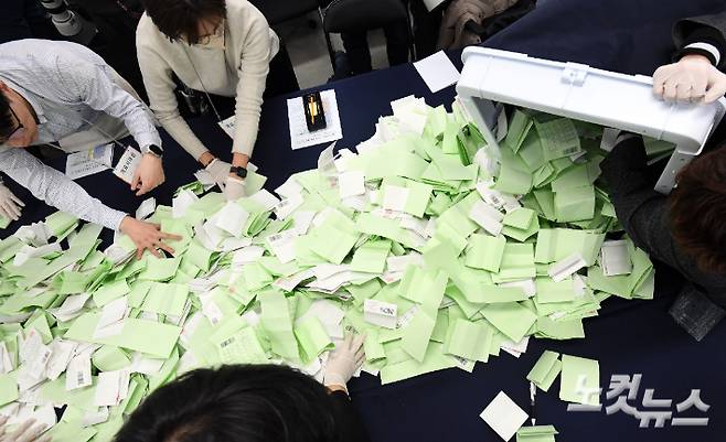 '제22대 국회의원선거 모의개표 실습' 에 나선 서울시선거관리위원회 관계자들이 1일 오후 서울 종로구 서울시선관위에서 투표용지 수검표 실습을 하고 있다. 황진환 기자