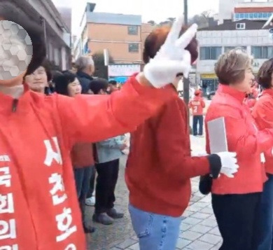 ▲선관위에 등록 되지 않은 사람이 특정후보의 이름이나 기호를 새긴 옷을 입고 선거운동을 하고 있다. ⓒ제보자