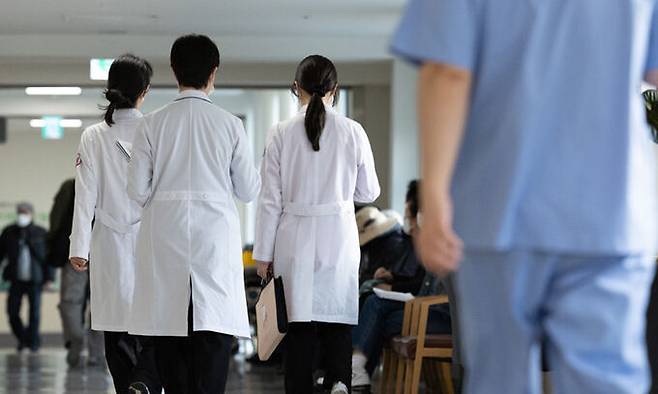 정부의 의대 증원에 반발하며 의사들의 집단행동이 이어지고 있는 2일 오전 서울 소재 대학병원에서 의료진들이 발걸음을 옮기고 있다. 뉴스1