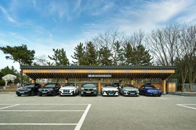 강원도 강릉시 주문진해수욕장에 개소한 ‘BMW&nbsp;차징&nbsp;스테이션’.&nbsp;&nbsp;BMW코리아&nbsp;제공