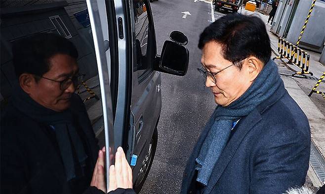 지난 2023년 12월 18일 송영길 전 민주당 대표가 서울 서초구 서울중앙지방법원에서 열린 구속 전 피의자심문(영장실질심사)을 마친 뒤 검찰 차량에 타고 있다. 연합뉴스