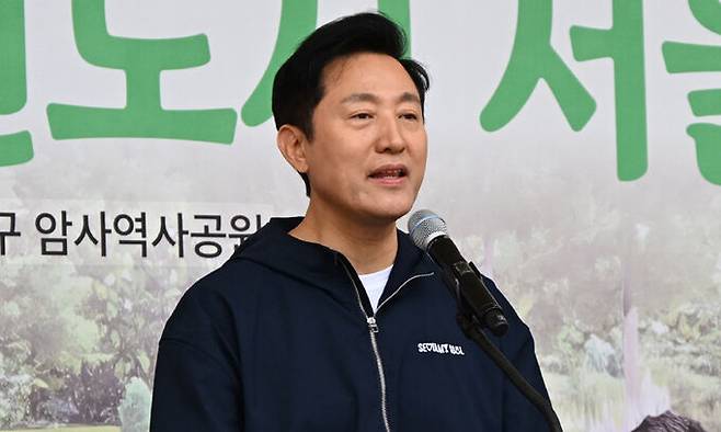 오세훈 서울시장이 제79회 식목일을 앞둔 3일 강동구 암사역사공원에서 열린 ‘동행매력 정원도시 서울 만들기’ 행사에서 인사말을 하고 있다.