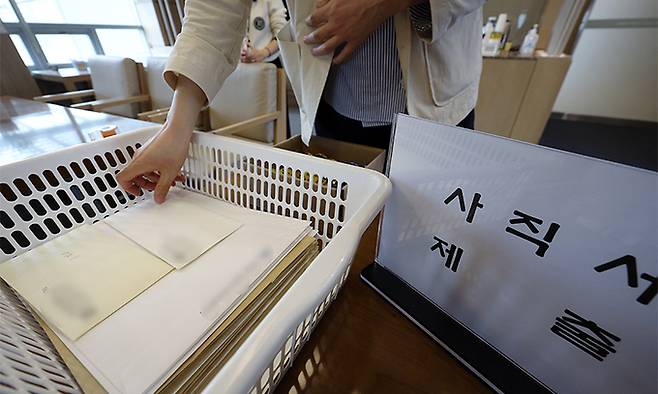 3일 서울 시내의 한 대학병원에서 교수들이 사직서를 제출하고 있다. 뉴스1
