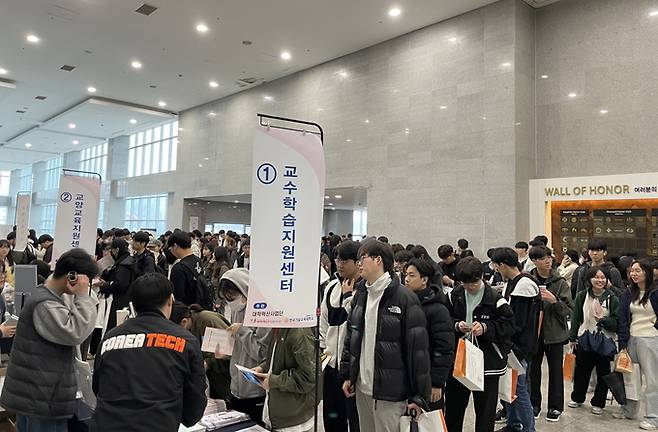 충남 천안 한기대 담헌실학관에서 열린 3일 열린 ‘2024 혁신DAY’에&nbsp;혁신을 이룬 지원 시스템을 이용하는 방법을 이해하기 위해&nbsp; 많은 학생들이 모였다. 한기대 제공