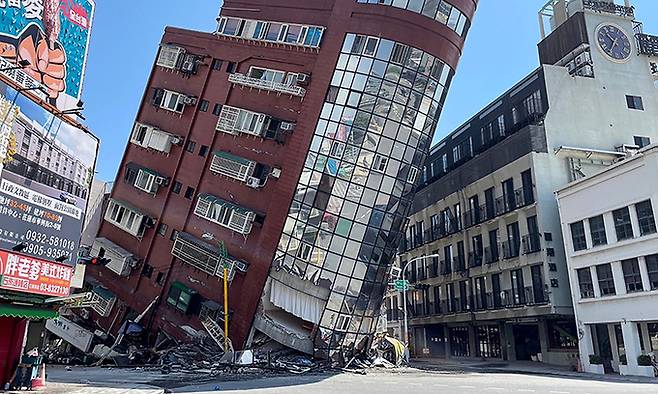 3일 대만 동부를 강타한 규모 7.4 강진으로 화롄 지역 건물이 심하게 기울어 있다. AFP연합뉴스