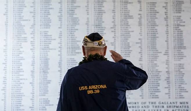 2014년 미국 하와이에서 열린 일본군의 진주만 공습 73주년 추모 행사에 참석한 루 콘터 예비역 해군 소령이 당시 전사한 미 해군 전함 애리조나호 승조원 1177명 이름이 새겨진 추모비를 향해 거수경례를 하고 있다. 게티이미지 제공