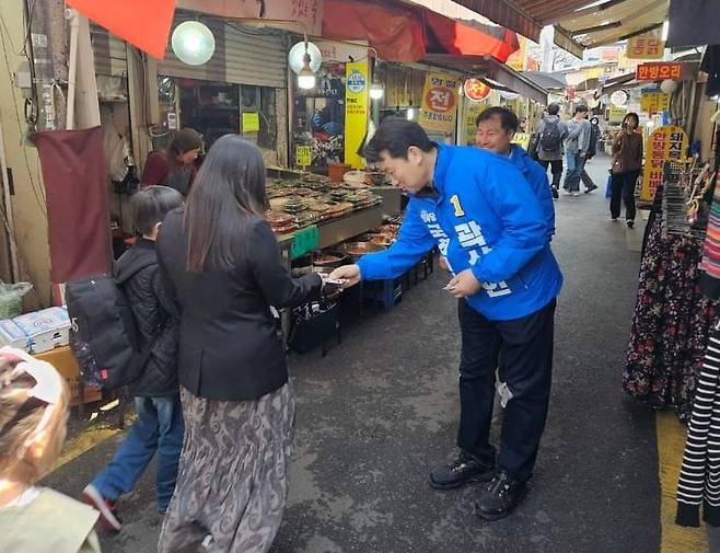 서울 종로구에 출마한 곽상언 더불어민주당 후보가 시민들과 만나고 있는 모습이다. ⓒ곽상언 후보 캠프 제공