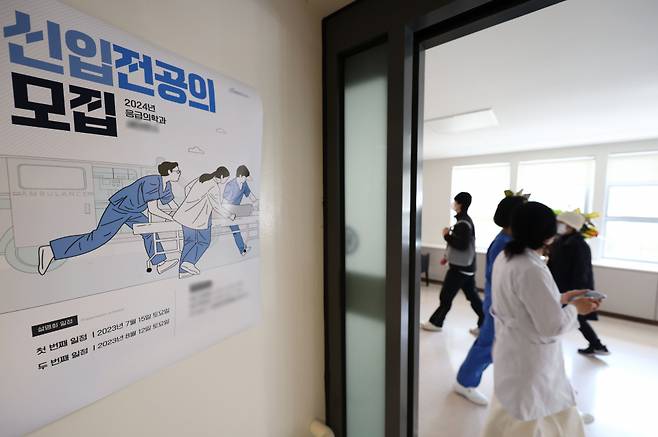 의정 갈등이 이어지고 있는 가운데 지난 2일 서울의 한 대학병원 내 전공의 전용공간에 신입 전공의 모집 안내문이 붙어있다. ⓒ연합뉴스