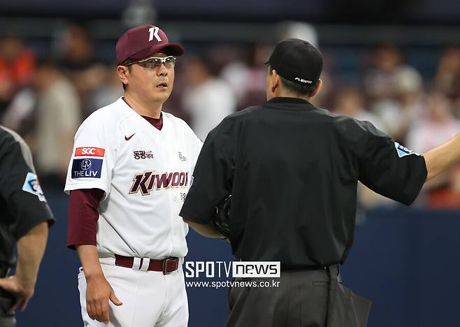 ▲키움 홍원기 감독이 주심에게 어필하고 있다. ⓒ곽혜미 기자