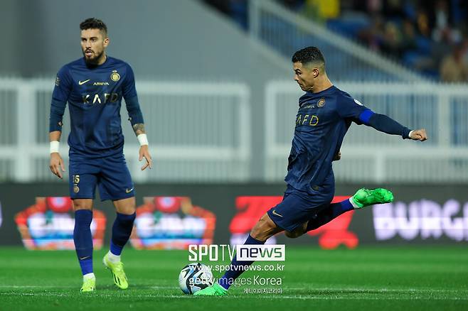 ▲ 크리스티아누 호날두는 3일(한국시간) 사우디아라비아 술탄 빈 압둘 아지즈 스타디움에서 열린 2023-24 사우디 프로리그 26라운드 아바와 원정 경기에 선발 출전해 해트트릭에 도움 한 개를 더해 8-0 대승에 앞장섰다.