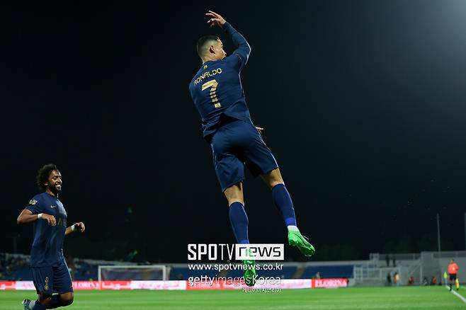 ▲ 크리스티아누 호날두는 3일(한국시간) 사우디아라비아 술탄 빈 압둘 아지즈 스타디움에서 열린 2023-24 사우디 프로리그 26라운드 아바와 원정 경기에 선발 출전해 해트트릭에 도움 한 개를 더해 8-0 대승에 앞장섰다.