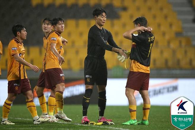 ▲ 인천 유나이티드는 광주FC에 3-2로 이겼다. 제르소가 결승골을 넣었다. 광주 골키퍼 김경민의 퇴장으로 하승운이 급히 장갑을 꼈다. ⓒ한국프로축구연맹