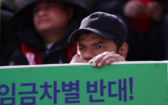 정규직과 비정규직뿐만 아니라 인종이나 성별 등에 따른 임금차별도 개선되지 않고 있다.[사진=뉴시스]