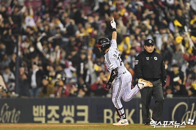 LG 트윈스 외국인 타자 오스틴 딘이 3일 서울 송파구 잠실야구장에서 열린 2024 KBO리그 NC 다이노스전에서 타점을 올린 뒤 환호하고 있다. 오스틴은 결승타와 쐐기타를 터트려 LG 승리 일등공신이 됐다. 엑스포츠뉴스DB