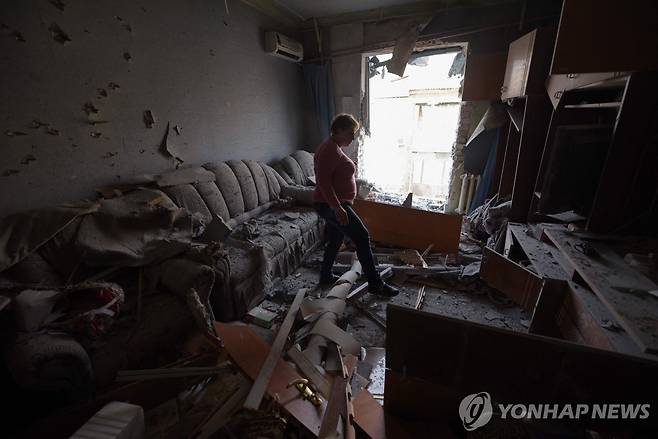2일(현지시간) 우크라이나 도네츠크 지역의 한 아파트가 러시아 공습에 파괴된 모습 [AFP=연합뉴스 자료사진. 재판매 및 DB 금지]