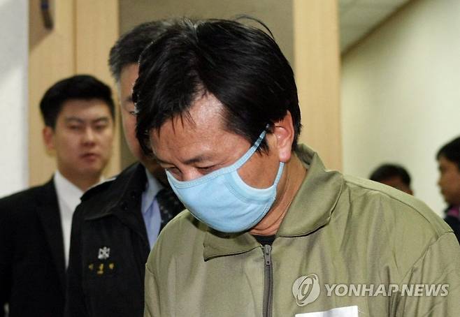 심학봉 전 의원 (대구=연합뉴스) 최수호 기자 = 심학봉 전 의원이 2015년 12월 15일 대구지방법원에서 영장실질심사를 받고 나오는 모습 [연합뉴스 자료사진]