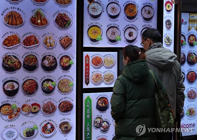 외식물가 3년째 오름세, 33개월째 평균 상승률 웃돌아 (서울=연합뉴스) 김도훈 기자 = 7일 통계청 국가통계포털에 따르면 지난 달 외식 물가 상승률은 3.8%로 전체 소비자 물가 상승률 평균치(3.1%)보다 0.7%포인트 높은 것으로 나타났다. 외식 물가 상승률은 2021년 6월부터 33개월 연속 전체 평균을 웃돌고 있다. 
    세부 품목을 살펴보면 햄버거(8.2%)가 가장 높았고 김밥(6.4%), 냉면(6.2%), 도시락(6.2%), 비빔밥(6.1%), 오리고기(외식, 6.0%), 떡볶이(5.7%)와 치킨(5.4%)이 그 뒤를 이었다. 
    사진은 이날 오전 서울 중구 명동의 한 음식점 앞에서 관광객들이 메뉴를 살펴보노는 모습. 2024.3.7 superdoo82@yna.co.kr