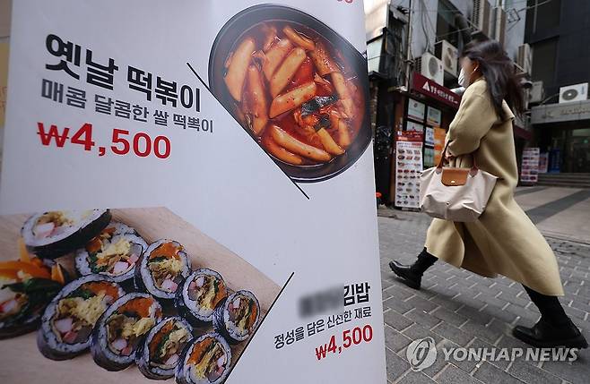 외식물가 3년째 오름세, 33개월째 평균 상승률 웃돌아 (서울=연합뉴스) 김도훈 기자 = 7일 통계청 국가통계포털에 따르면 지난 달 외식 물가 상승률은 3.8%로 전체 소비자 물가 상승률 평균치(3.1%)보다 0.7%포인트 높은 것으로 나타났다. 외식 물가 상승률은 2021년 6월부터 33개월 연속 전체 평균을 웃돌고 있다. 
    세부 품목을 살펴보면 햄버거(8.2%)가 가장 높았고 김밥(6.4%), 냉면(6.2%), 도시락(6.2%), 비빔밥(6.1%), 오리고기(외식, 6.0%), 떡볶이(5.7%)와 치킨(5.4%)이 그 뒤를 이었다. 
    사진은 이날 오전 서울 중구 명동의 한 음식점 간판 모습. 2024.3.7 superdoo82@yna.co.kr