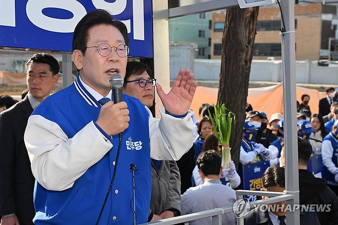 남영희 후보 지지 호소하는 이재명 대표 (인천=연합뉴스) 신준희 기자 = 더불어민주당 이재명 대표가 지난 1일 인천 미추홀구 용현시장 앞에서 남영희 후보 지원유세를 하고 있다. 2024.4.1 [공동취재] hama@yna.co.kr