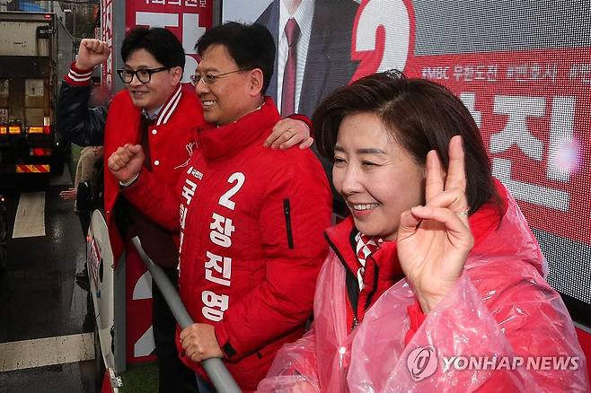 동작구 지원 유세 나선 한동훈 비대위원장 (서울=연합뉴스) 한종찬 기자 = 국민의힘 한동훈 비상대책위원장 겸 총괄 선거대책위원장이 29일 서울 동작구 성대시장 인근에서 동작구갑 장진영 후보, 동작구을 나경원 후보 지원유세를 하고 있다. 2024.3.29 [공동취재] saba@yna.co.kr