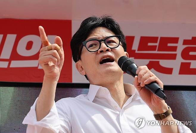 발언하는 한동훈 비대위원장 (천안=연합뉴스) 한종찬 기자 = 국민의힘 한동훈 비상대책위원장 겸 총괄 선거대책위원장이 2일 오후 충청남도 천안시에서 열린 '국민의힘으로 천안살리기' 성성호수공원 지원유세에서 충남 천안시을 이정만 후보 지지를 호소하고 있다. 2024.4.2 [공동취재] saba@yna.co.kr