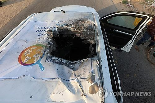 공습에 불탄 국제구호단체 차량 (데이르 알발라·로이터=연합뉴스) 1일(현지시간) 공습 당한 구호단체 월드센트럴키친(WCK)의 차량 모습. 2024.04.02