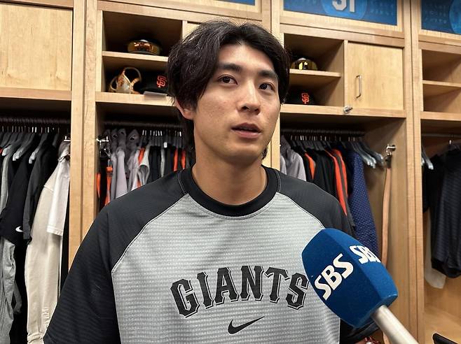 자신감 넘치는 이정후 (로스앤젤레스=연합뉴스) 임미나 특파원 = 미국프로야구 메이저리그(MLB) 이정후(25·샌프란시스코 자이언츠)가 3일(한국시간) 미국 캘리포니아주 로스앤젤레스(LA) 다저스타디움에서 LA 다저스와 방문경기 2차전을 앞두고 취재진과 만나 얘기하고 있다. mina@yna.co.kr