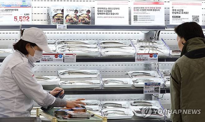 '제철 수산물 최대 50% 할인' (서울=연합뉴스) 이지은 기자 = 해양수산부가 수산식품 물가 안정세를 이어가기 위해 오는 7일부터 24일까지 18일간 '대한민국 수산대전-봄 특별전'을 개최한다. 이 특별전은 소비자가 마트와 온라인몰에서 국산 수산식품을 구매할 때 구매 금액의 최대 50%(정부 20%·참여 업체 20~30%)를 할인해주는 행사로 명태, 참조기, 고등어, 오징어, 마른 멸치 등 물가 관리 품목과 멍게, 우럭 등 다양한 제철 수산물을 대상으로 진행한다. 사진은 7일 오후 서울시내 한 대형마트. 2024.3.7 jieunlee@yna.co.kr