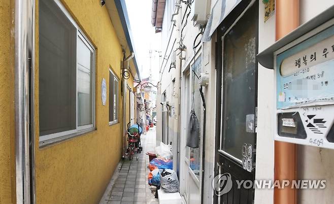 괭이부리마을의 비좁은 골목 [연합뉴스 자료사진]