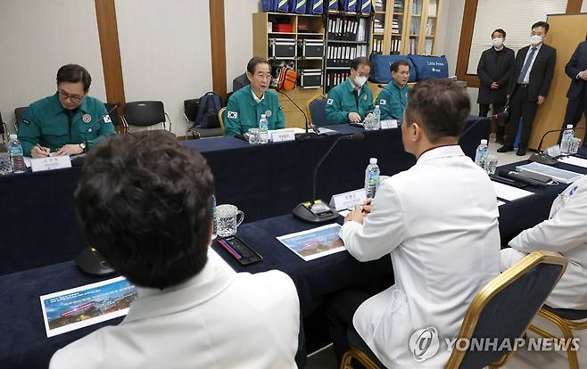 의료진 격려하는 한덕수 총리 (제주=연합뉴스) 황광모 기자 = 한덕수 국무총리가 3일 오후 의사 집단행동에 따른 비상 진료체계 점검을 위해 제주시 제주한라병원을 방문해 의료진에게 격려 인사를 하고 있다. 2024.4.3 hkmpooh@yna.co.kr