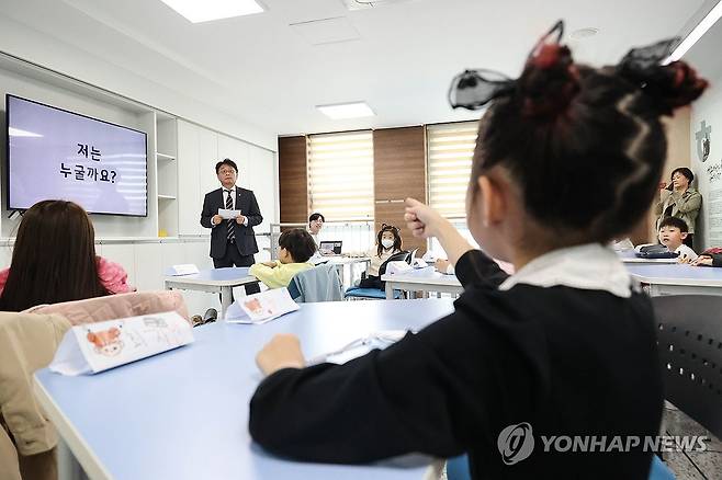 이정원 2차장, 늘봄학교 일일 강사 참석 (서울=연합뉴스) 이정원 국무조정실 2차장이 2일 충북 청주시 소로초등학교 늘봄학교에 일일 강사로 참석해 역사 수업을 진행하고 있다. 2024.4.2 [국무총리실 제공. 재판매 및 DB 금지] photo@yna.co.kr