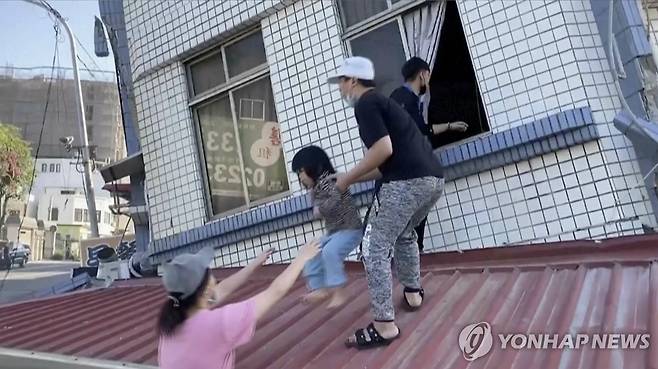 대만 강진 현장서 구출되는 어린이 (화롄 AP=연합뉴스) 3일 대만 동부 화롄(花蓮)시 일대를 강타한 규모 7.4 강진으로 무너진 건물에서 주민들이 어린이를 구출하고 있다. 대만 당국은 1999년 9월 21일 발생한 지진 이후 가장 규모라고 밝혔다.[TVBS 영상 캡처] 2024.04.03 khmoon@yna.co.kr