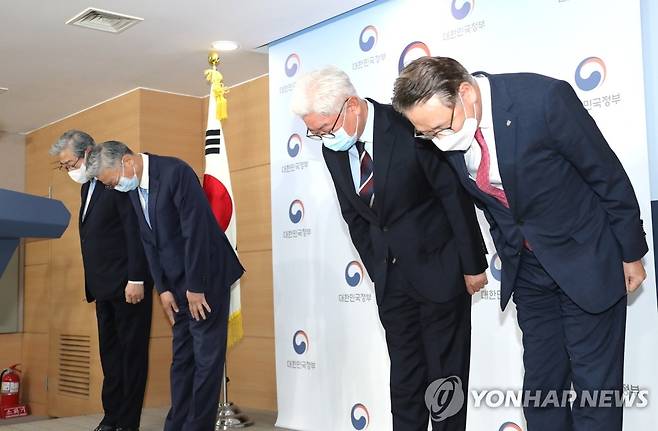 (서울=연합뉴스) 백승렬 기자 = 지난 2020년 10월 8일 당시 김영훈 고려대학교 의료원장 등 주요 병원장들이 정부서울청사에서 의대생들이 의사국가고시에 응시하지 않은 것에 대해 사과하는 성명을 발표하고 있다. [연합뉴스 자료사진]