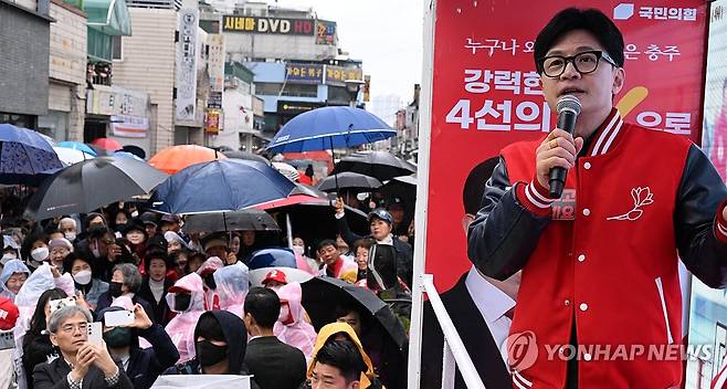 한동훈 위원장, 충주 유세 (충주=연합뉴스) 한종찬 기자 = 국민의힘 한동훈 비상대책위원장 겸 총괄 선거대책위원장이 3일 오전 충주 성서 차없는 거리 공연장 인근에서 이종배(충주시) 후보의 지지를 호소하고 있다. 2024.4.3 [공동취재] xyz@yna.co.kr