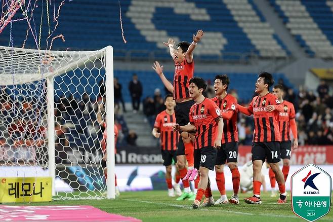 골세리머니를 펼치는 강원 선수들 [한국프로축구연맹 제공. 재판매 및 DB 금지]