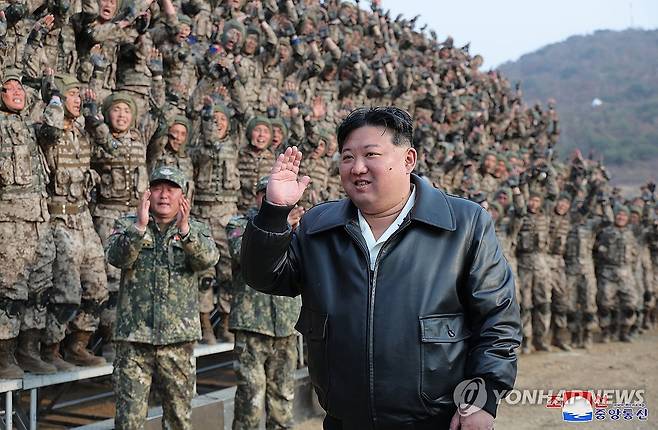 김정은, 항공육전병부대 훈련 지도 (평양 조선중앙통신=연합뉴스) 김정은 국무위원장이 지난 15일 조선인민군 항공육전병부대의 훈련을 지도했다고 조선중앙통신이 16일 보도했다. 2024.3.16 
    [국내에서만 사용가능. 재배포 금지. For Use Only in the Republic of Korea. No Redistribution] nkphoto@yna.co.kr