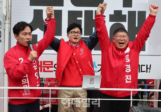 한동훈(가운데) 국민의힘 비상대책위원장이 지난달 28일 오후 서울 동대문구 회기역 네거리에서 김영우 동대문구갑 후보, 김경진 동대문구을 후보의 지지를 호소하고 있다. (사진=이데일리 방인권 기자)