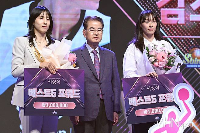 아산 우리은행 김단비(왼쪽)와 인천 신한은행 김소니아(오른쪽)