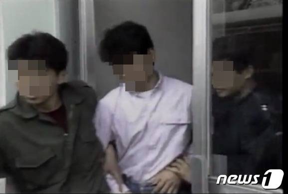 1992년 1월, 검찰 고위 사무직 공무원을 살해한 혐의로 체포된 김진관. (KBS갈무리) ⓒ 뉴스1