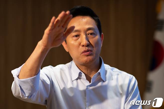 오세훈 서울시장이 2일 시청 집무실에서 뉴스1과 인터뷰하고 있다. 2024.4.2/뉴스1 ⓒ News1 유승관 기자