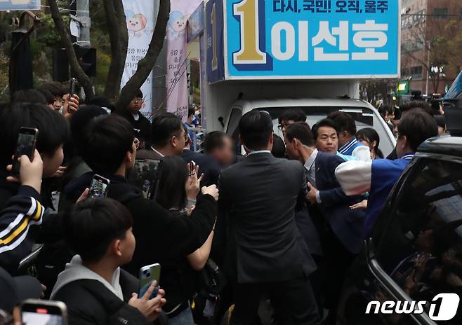 4일 오후 5시45분께 울산시 울주군 더불어민주당 이재명 대표의 이선호 후보 지원 유세 현장에서 한 남성이 이 대표에게 접근하려다 경찰에 제지당하고 있다. 2024.4.4/뉴스1 ⓒ News1 조민주 기자