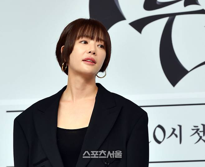 황정음이 27일 목동SBS에서 열린 새 금토드라마 ‘7인의 부활’ 제작발표회 무대에 올라 포토타임을 갖고 있다.  강영조기자 kanjo@sportsseoul.com