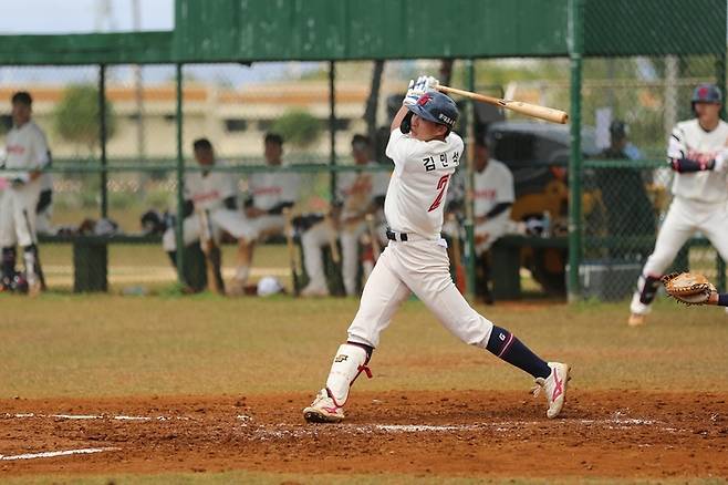 지난 1월 괌에서 열린 스프링캠프에서 타격 연습을 하고 있는 롯데 김민석. 사진 | 롯데 자이언츠