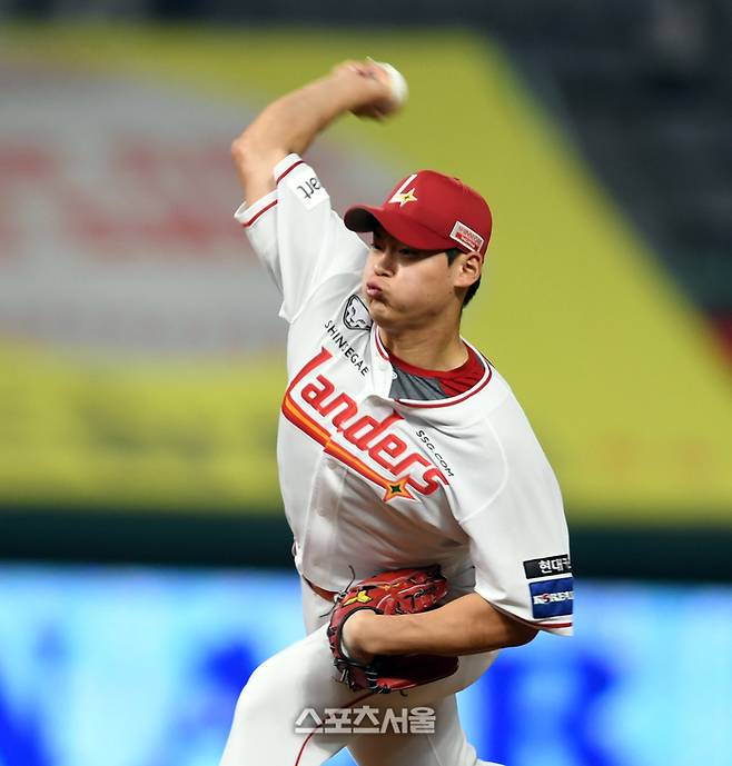 SSG 우완불펜 조병현이 4일 인천SSG랜더스필드에서 열리는 2024프로야구 SSG랜더스와 두산베어스의 시즌 3차전 6회초 한두솔에 이어 등판하고 급한 불을 끄고 있다..  2024.04,04.문학 | 강영조기자 kanjo@sportsseoul.com