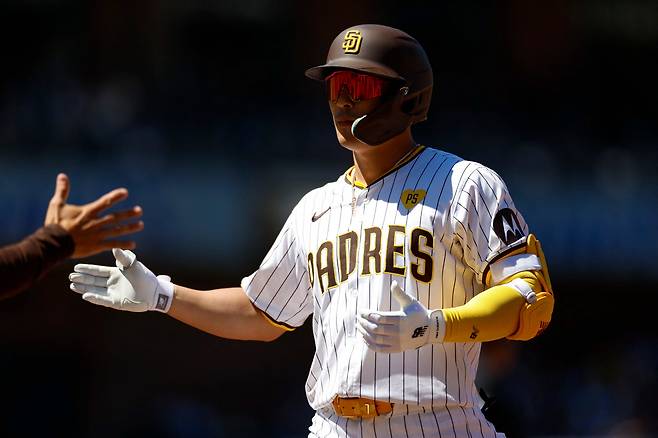 김하성이 4일(한국시각) 세인트루이스전에서 3회 중전안타를 치고 나가고 있다. AFP연합뉴스
