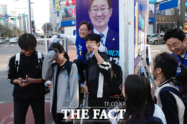 "아저씨 셀카 찍어주세요~" 아이들의 계속되는 사진 촬영 요청에 박 후보는 웃으며 응한다. 저녁 유세 동안 20여 명과 함께 사진을 찍었다. /김세정 기자